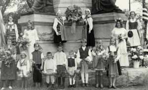 Linne Monument Group with Children